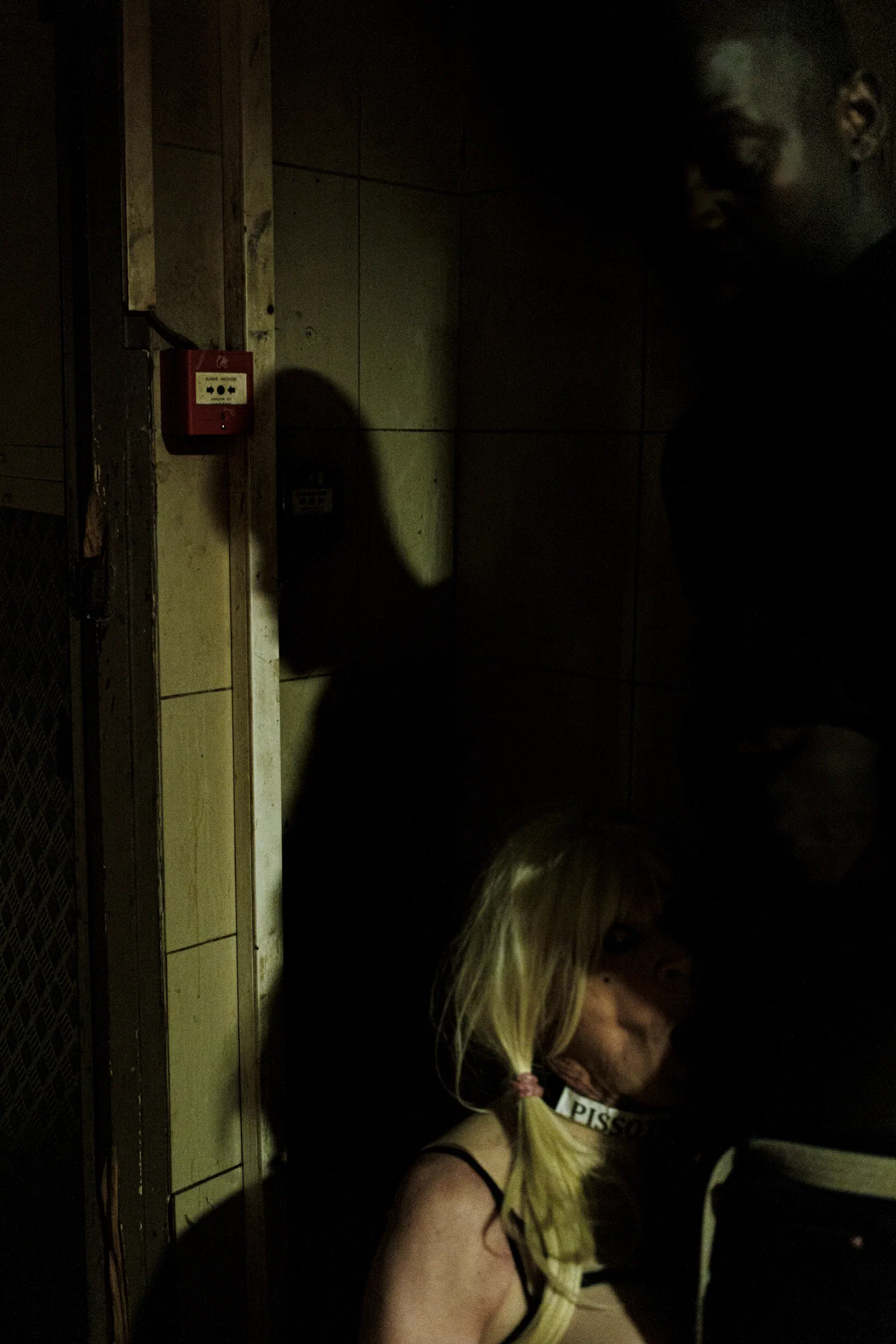 Fanny et Steve, dans l’unique couloir du cinéma.