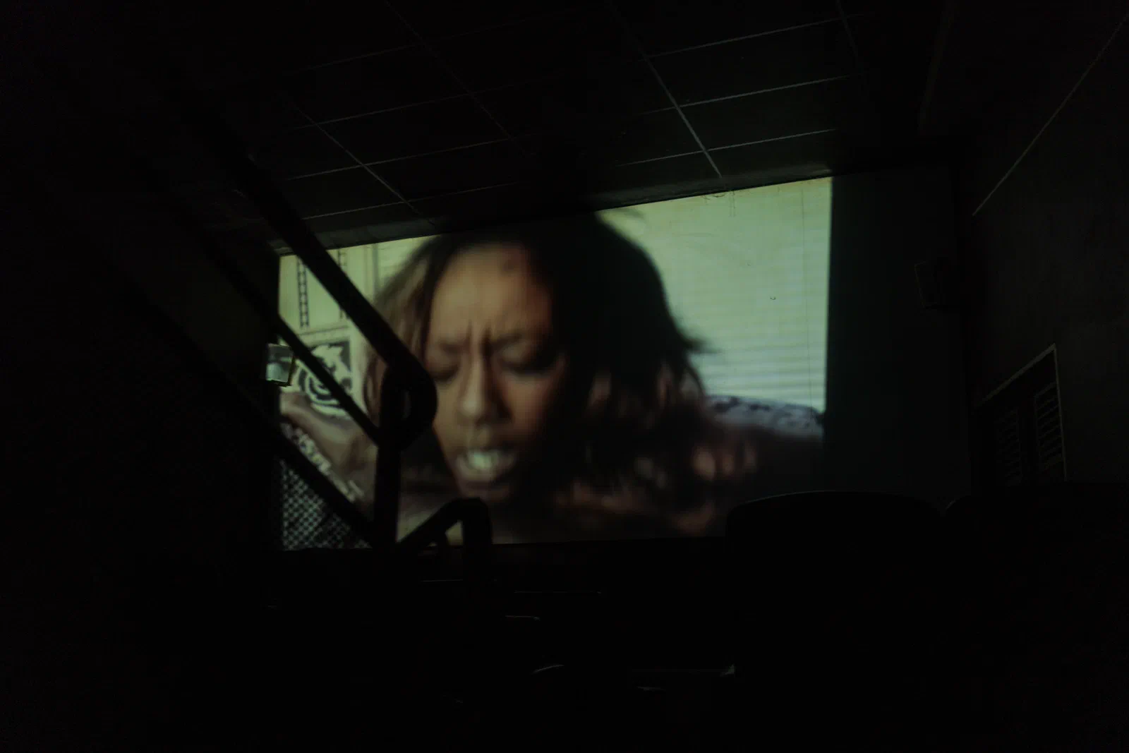 Les escaliers qui mènent à la plus grande salle du cinéma.