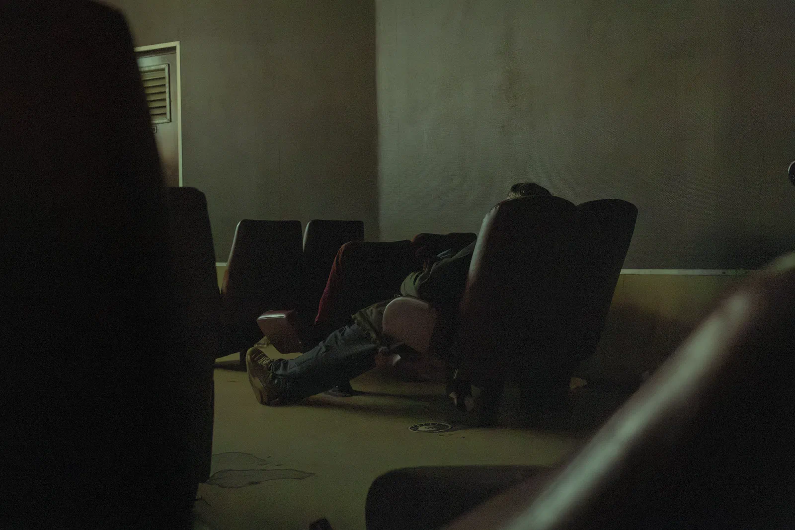 20:12, le 24 décembre, un homme arrive et s'affale devant l'écran de cinéma.