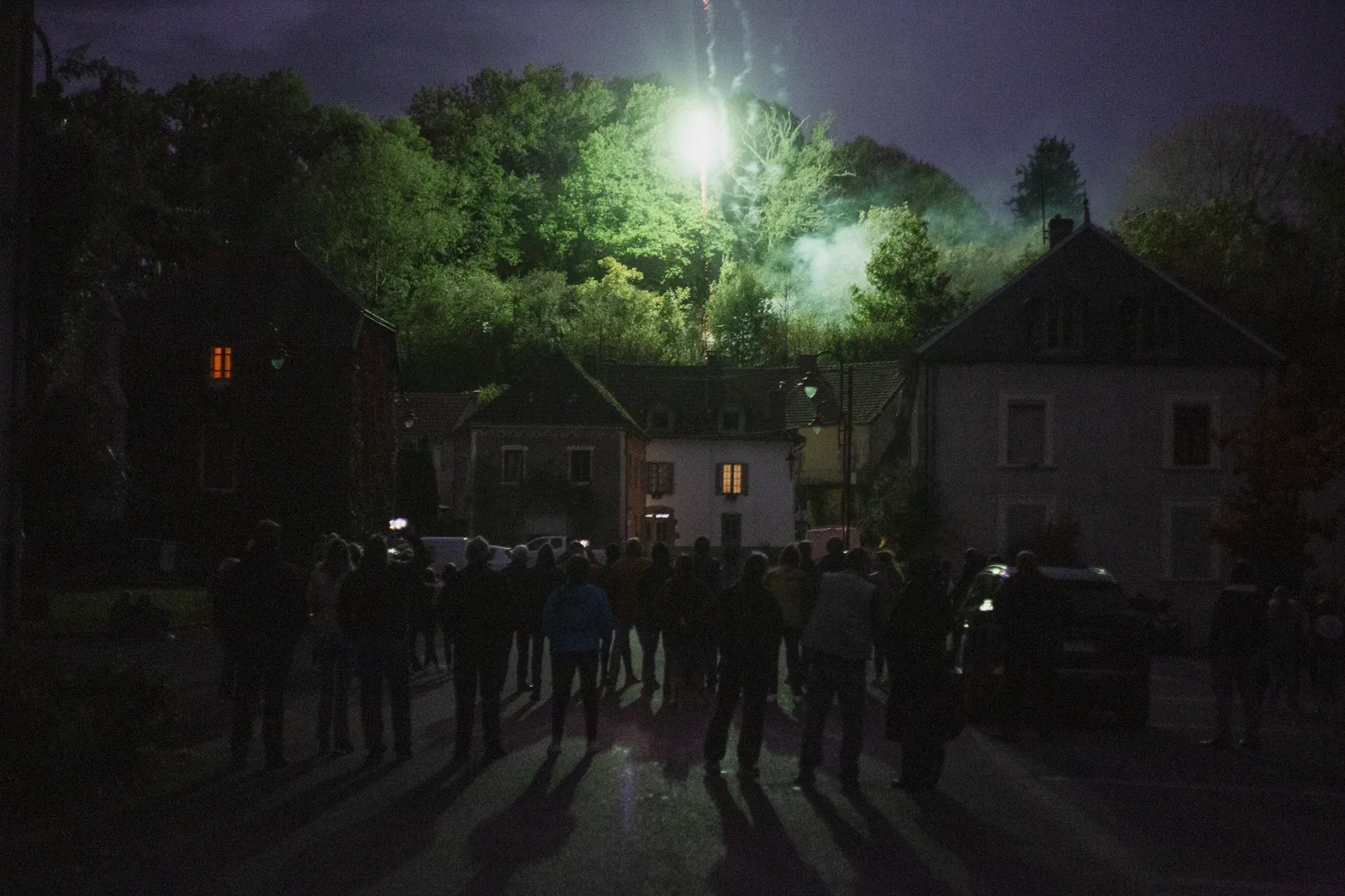 A de nombreuses occasions, la commune d'Echassières organise des activités festives et culturelles. Ici, un feu d'artifices clotûre une soirée à la salle des fêtes. Ce dynamisme de la commune est rendu possible en partie par la richesse que lui rapporte son sous-sol : la société Imérys reverse des taxes à la communauté de communes dont relève Echassières pour pouvoir exploiter à la Bosse.